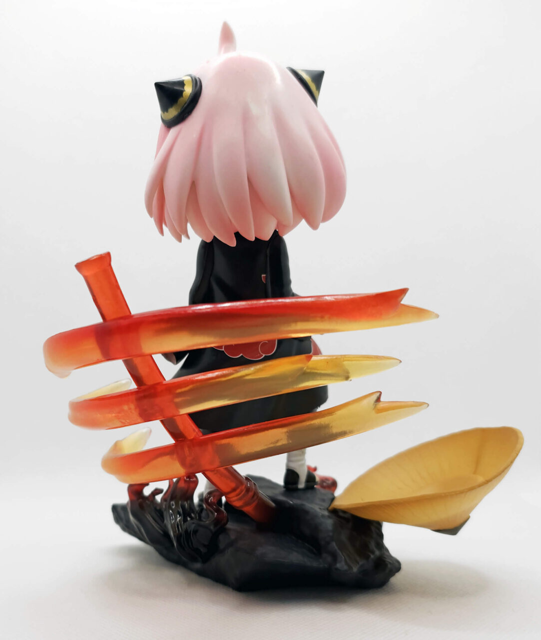 Anya Forger x Itachi Uchiha Figur hinten