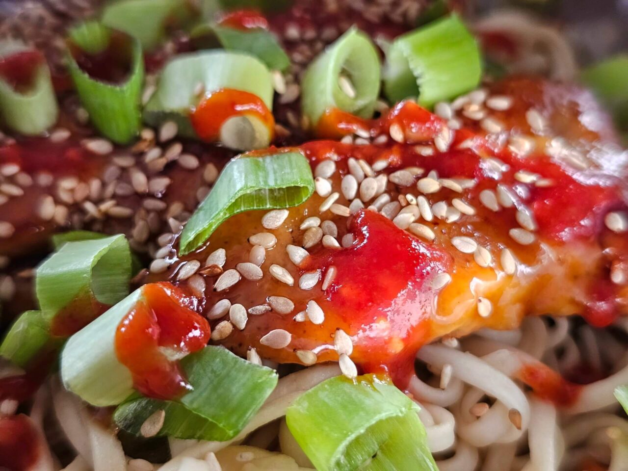 Asia Green Garden Cup Sesam-Huhn gepimpt Nahaufnahme