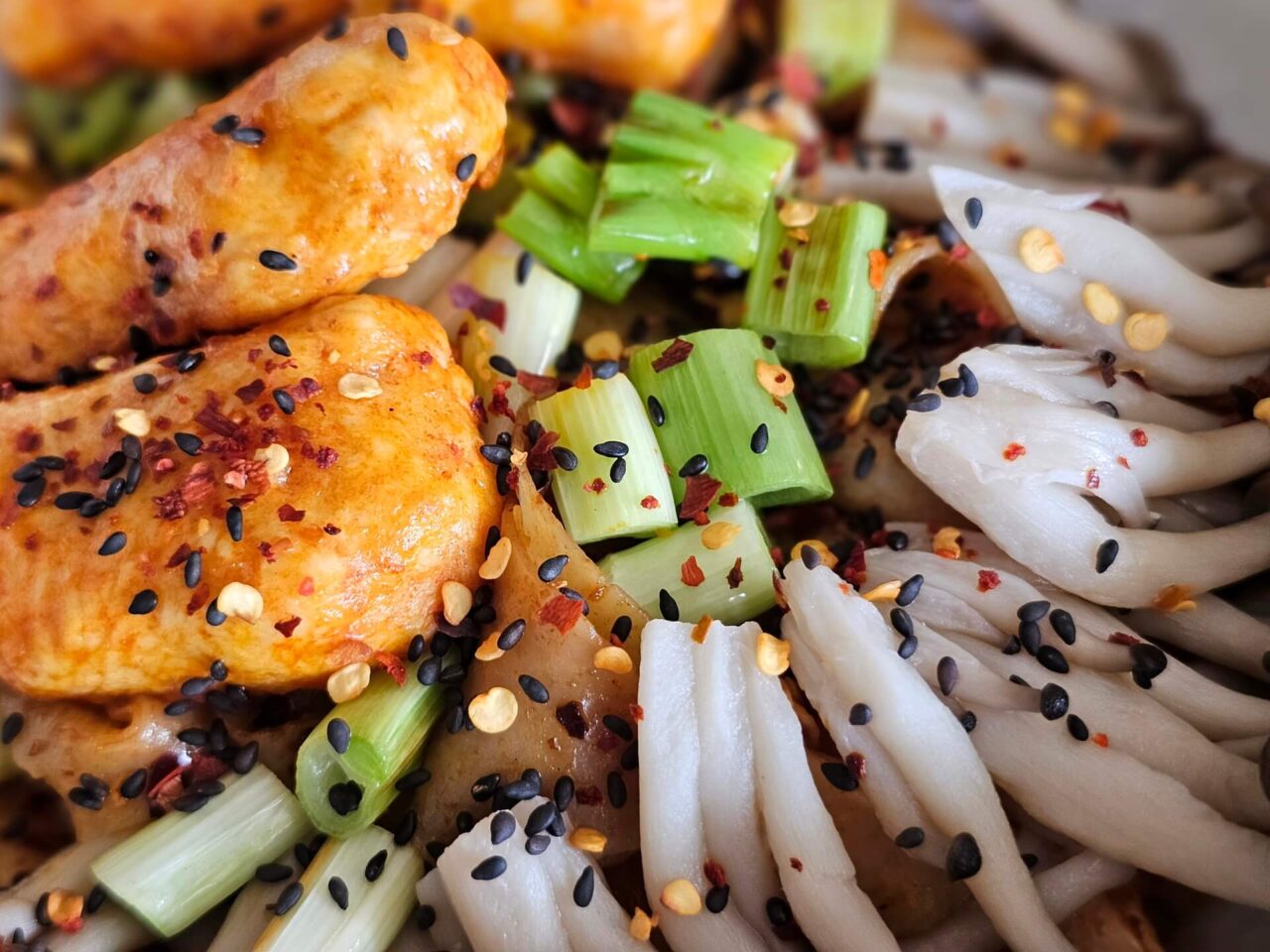 Baijia A-Kuan Broad Noodle Spicy Hot Flavor gepimpt Nahaufnahme