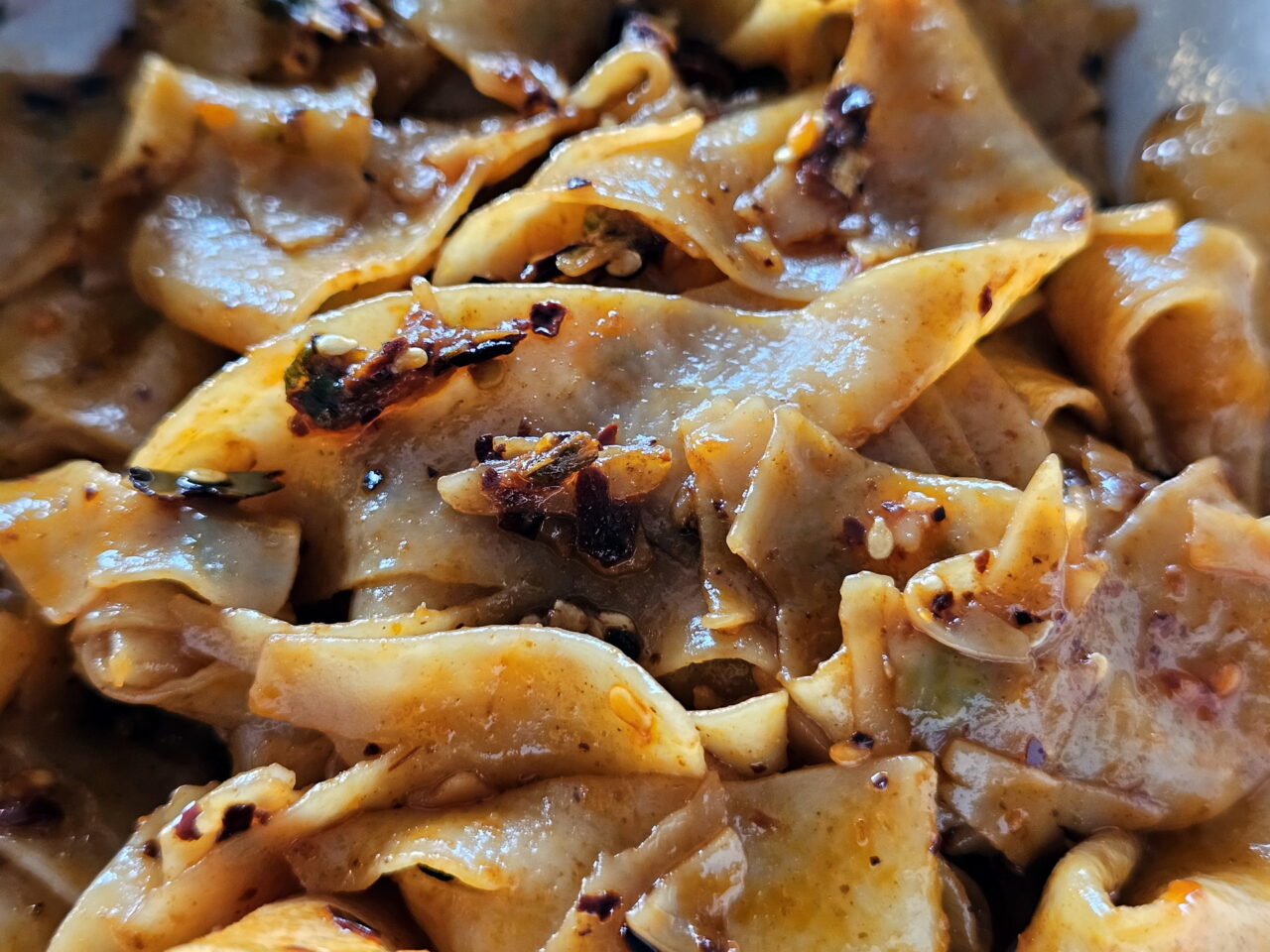 Baijia A-Kuan Broad Noodle Spicy Hot Flavor Nahaufnahme