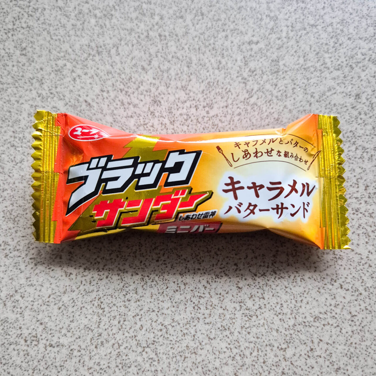 Japan Candy Box Dezember 2025 Black Thunder Caramel Butter Sandwich Choco Bar