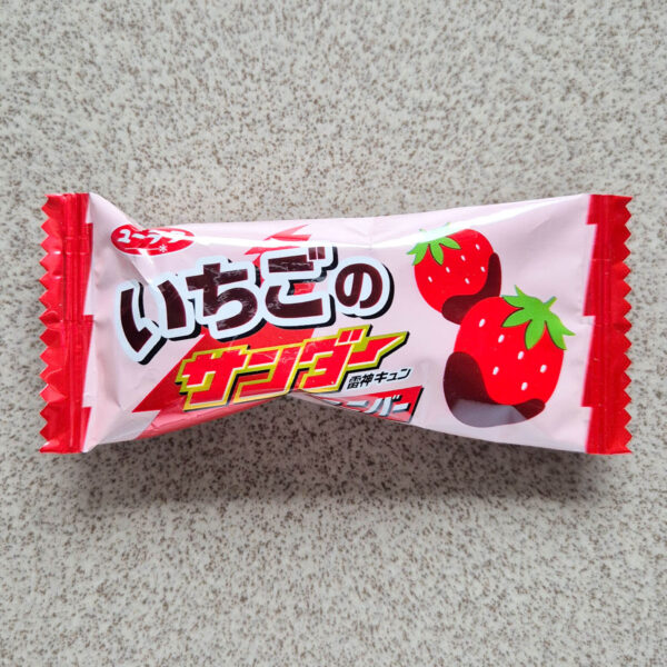 Japan Candy Box Februar 2026 Strawberry Thunder Chocolate Bar
