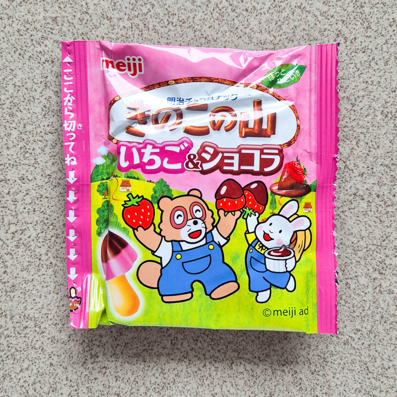 Japan Candy Box Februar 2026 Takenoko no Sato Strawberry Chocolate Biscuits