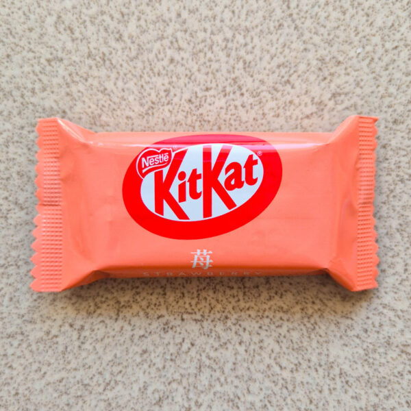 Japan Candy Box März 2026 KitKat x Sanrio Characters Strawberry Milk Chocolate