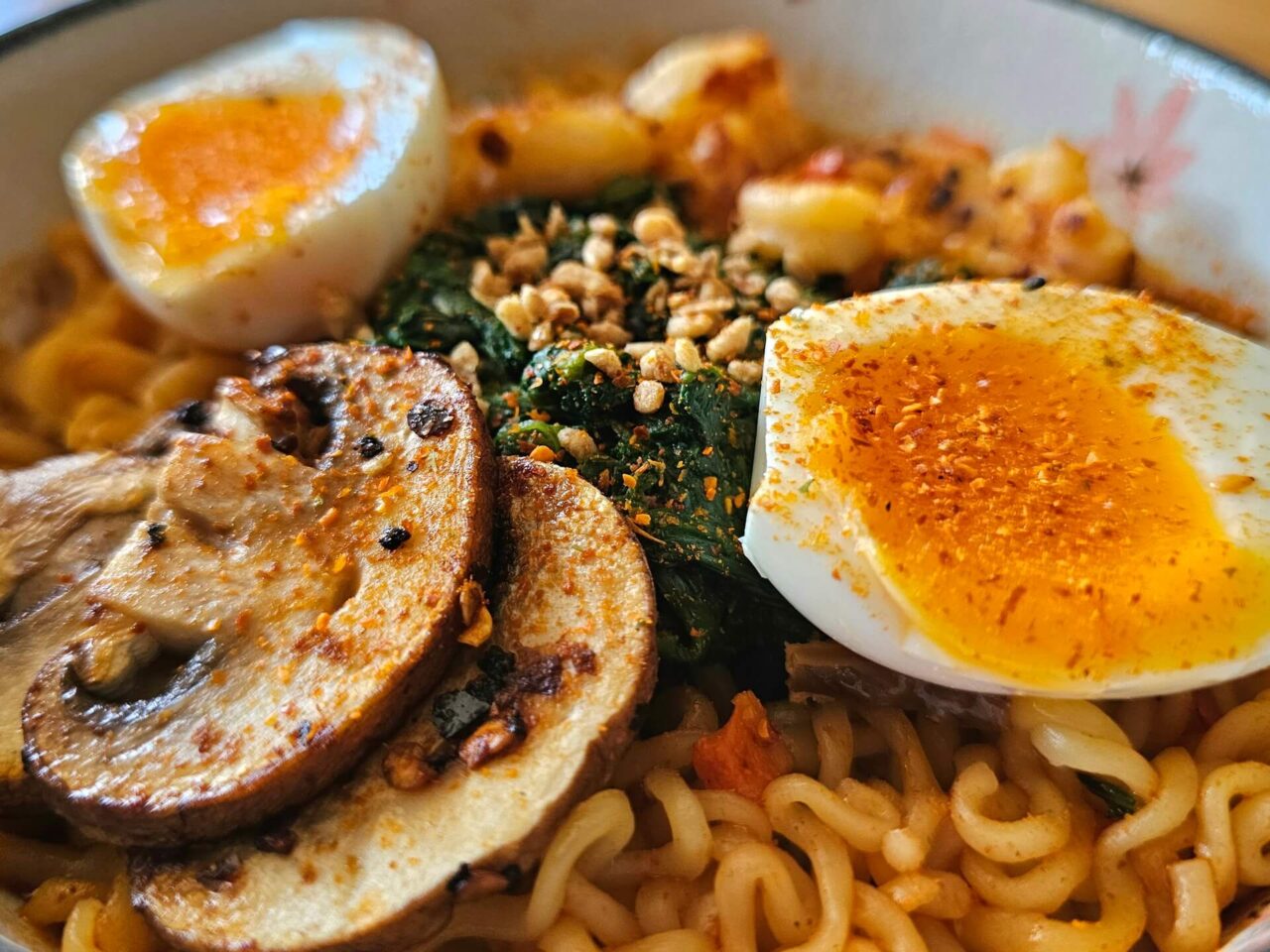 Nongshim Shin Ramyun Tom Yum Flavour gepimpt Nahaufnahme