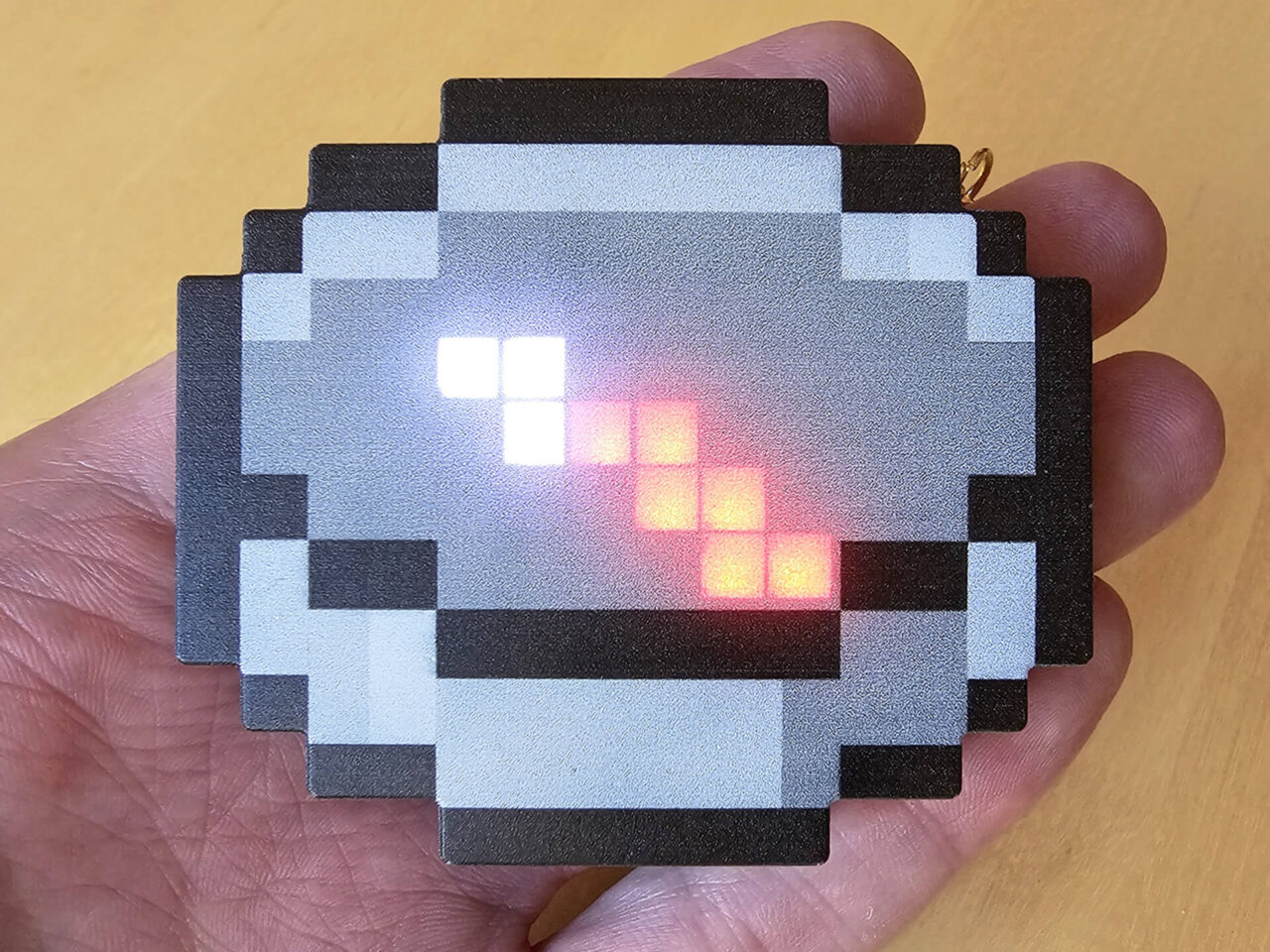 Pixel Art Kompass mit Akku Hand