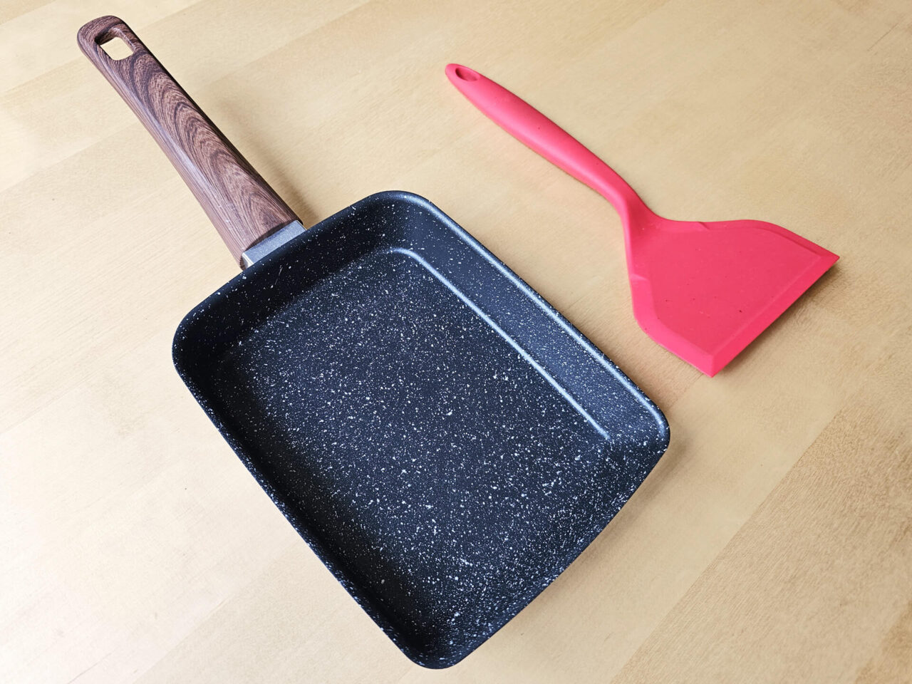 Rezept Tamagoyaki Pfanne und Pfannenwender