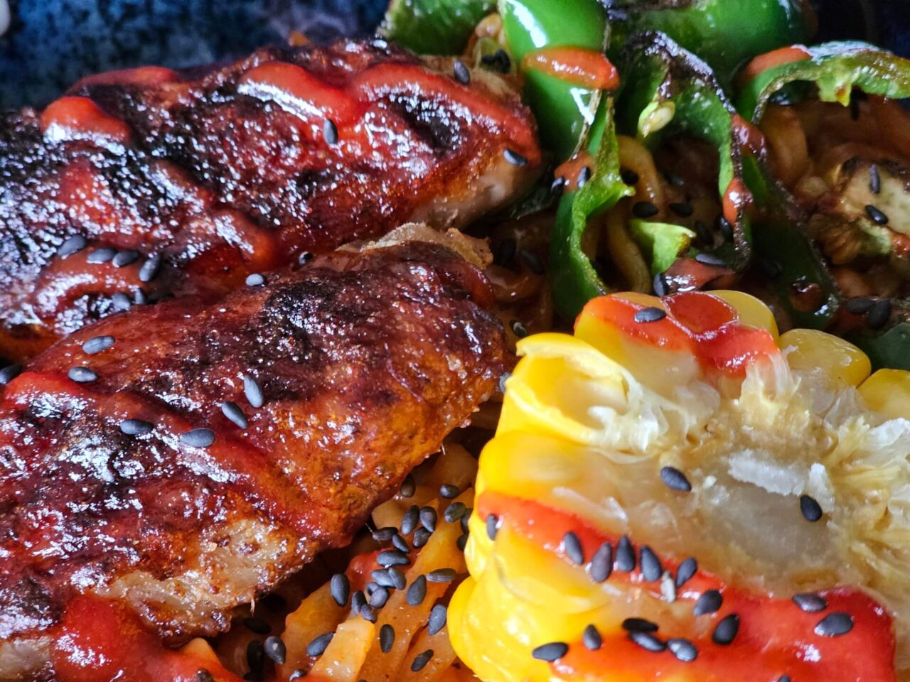 Samyang Buldak Sweet and Spicy Korean Fried Chicken Flavour gepimpt Nahaufnahme