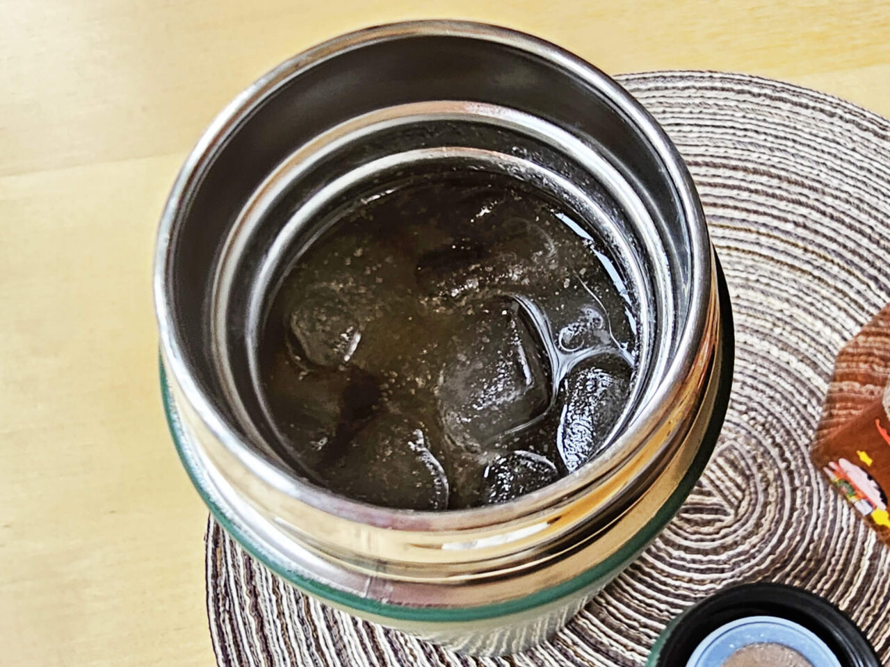 Thermoskanne mit Temperaturanzeige Eiswürfel