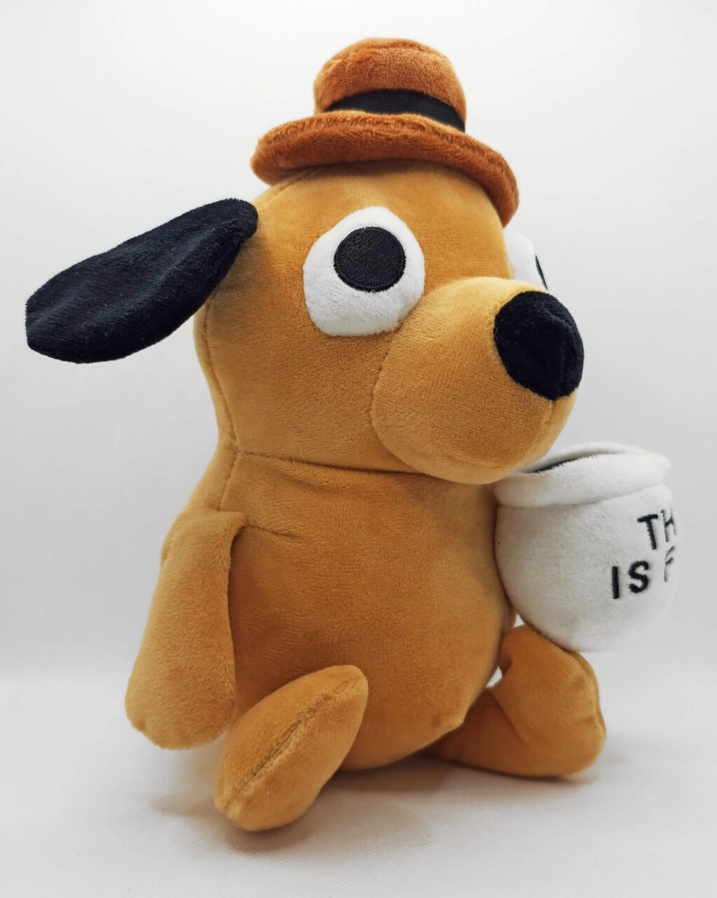 This Is Fine Dog Plüschie seitlich rechts
